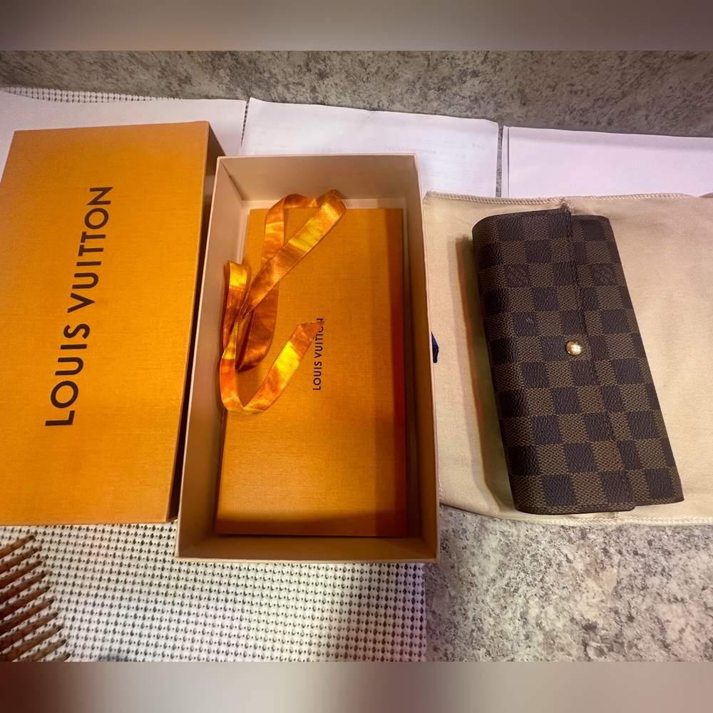 LV Wallet - Picture 2 of 3